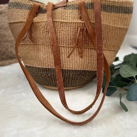 Elegant Woven Tote Bag in Tan and Brown - Picture 6 of 14